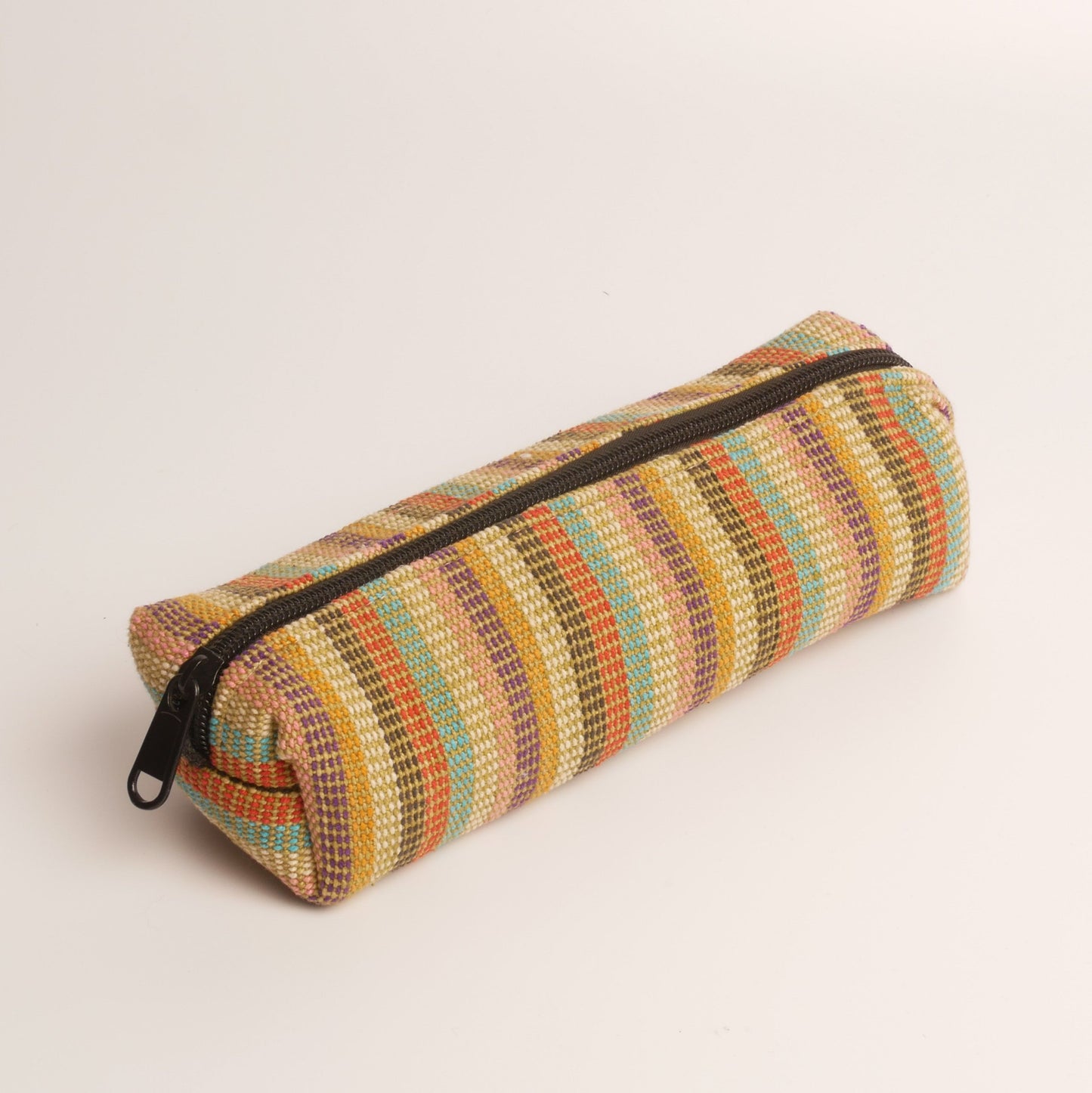 Federtasche-Innenseite aus Recycle-Sari- Federpenal- kleine Hanftasche nachhaltig fair-farbe