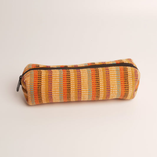 Federtasche-Innenseite aus Recycle-Sari- Federpenal- kleine Hanftasche nachhaltig fair-geschlossen