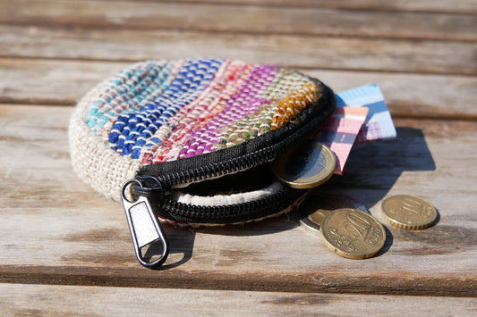Round wallet made from organic hemp and recycled sari / recycled wool