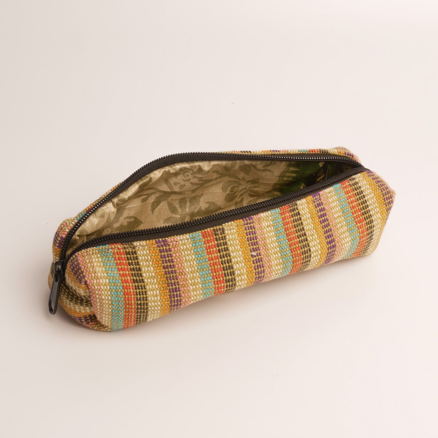 Federtasche-Innenseite aus Recycle-Sari- Federpenal- kleine Hanftasche nachhaltig fair-reißverschuss