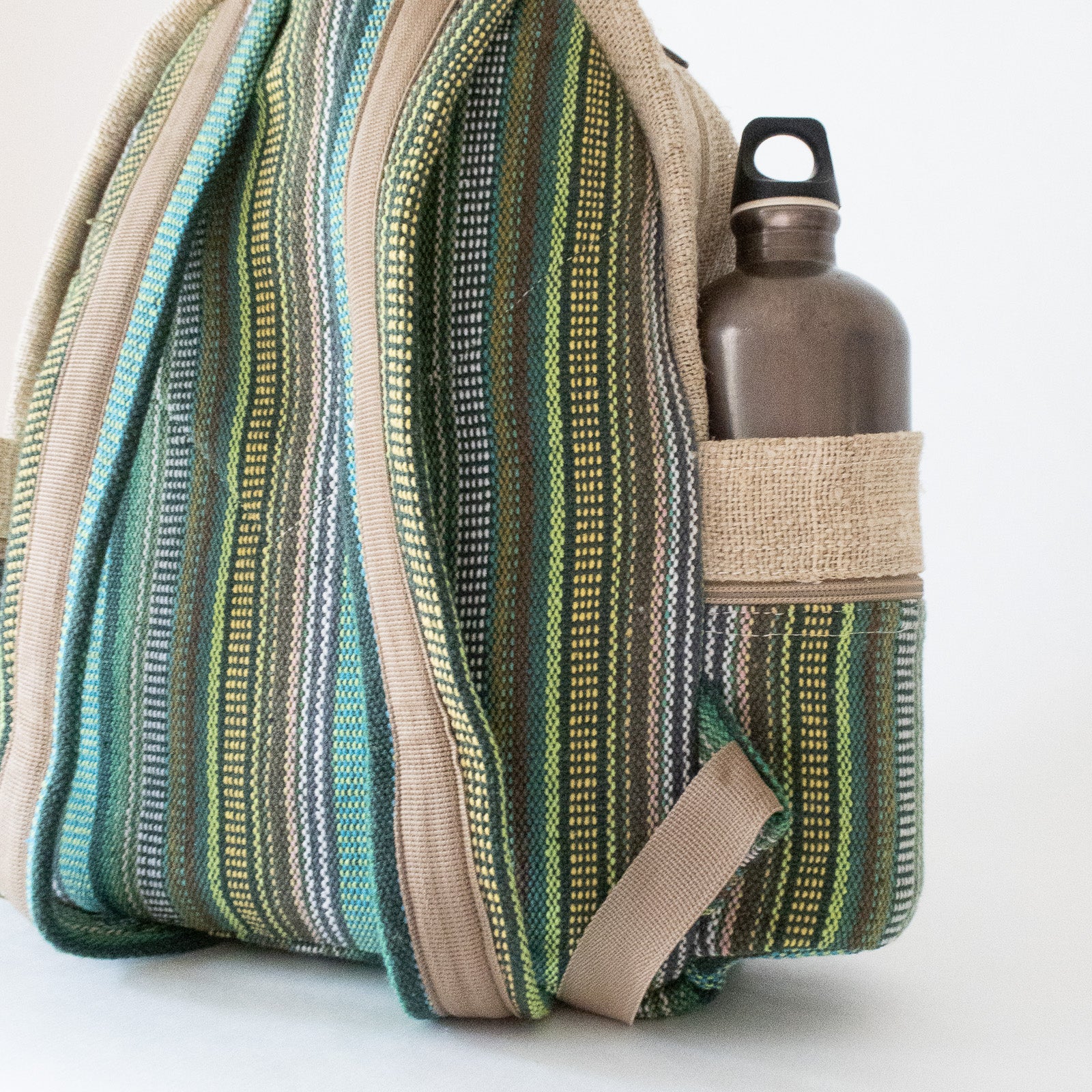 Rucksack-UNICORN-Hanfrucksack nachhaltig aus Nepal-mit-trinkflasche-back