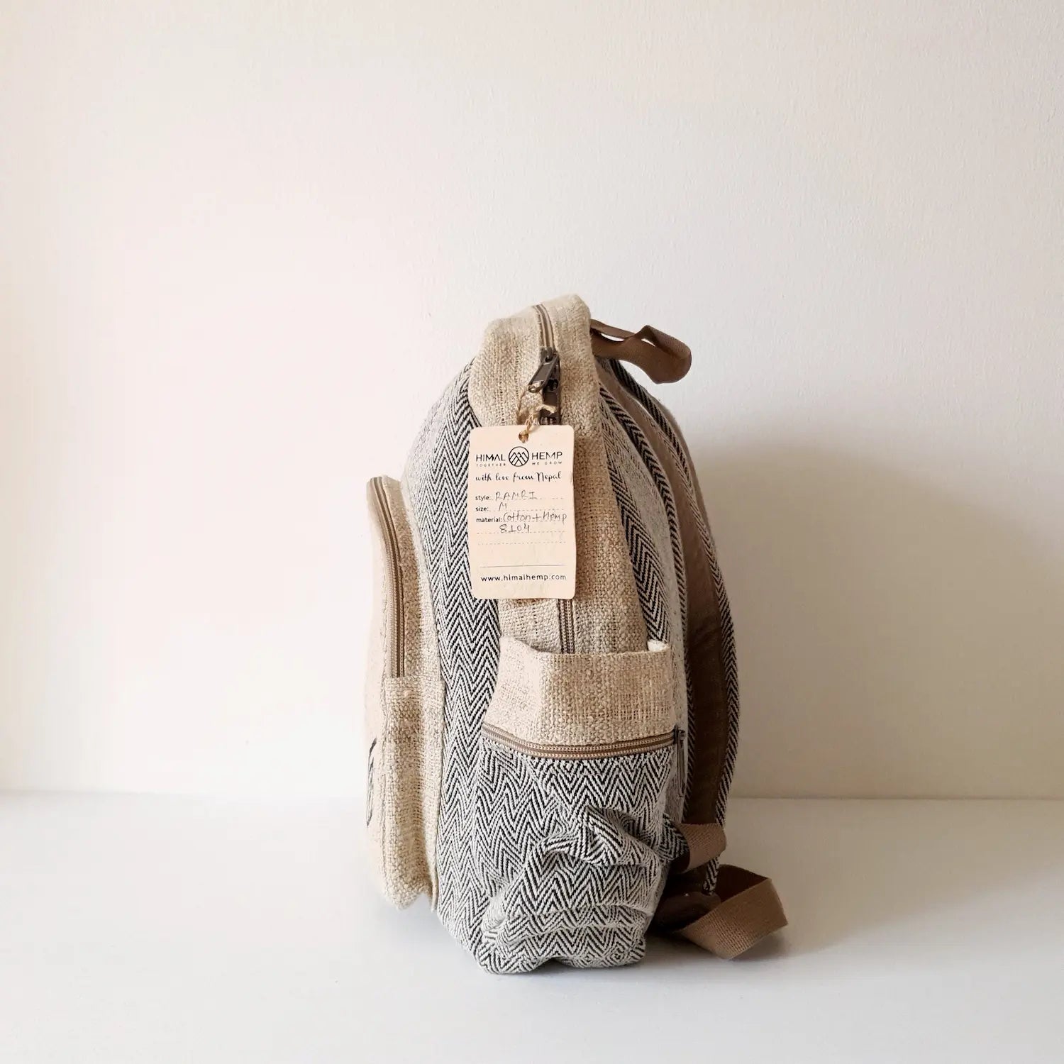HH Rucksack RAMRI  – Hanfrucksack nachhaltig aus Nepal-grau-seitenansicht