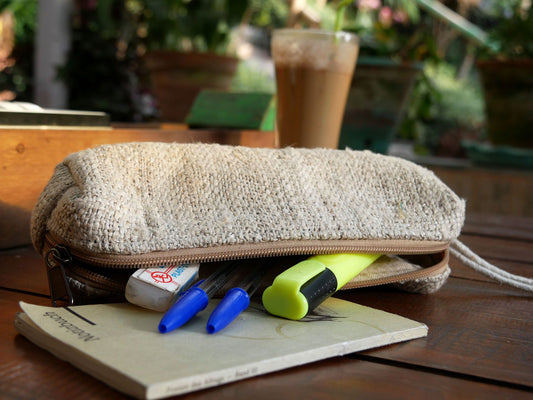 Federpenal/Federtasche aus wildem Hanf (Pencil Box)-in-use